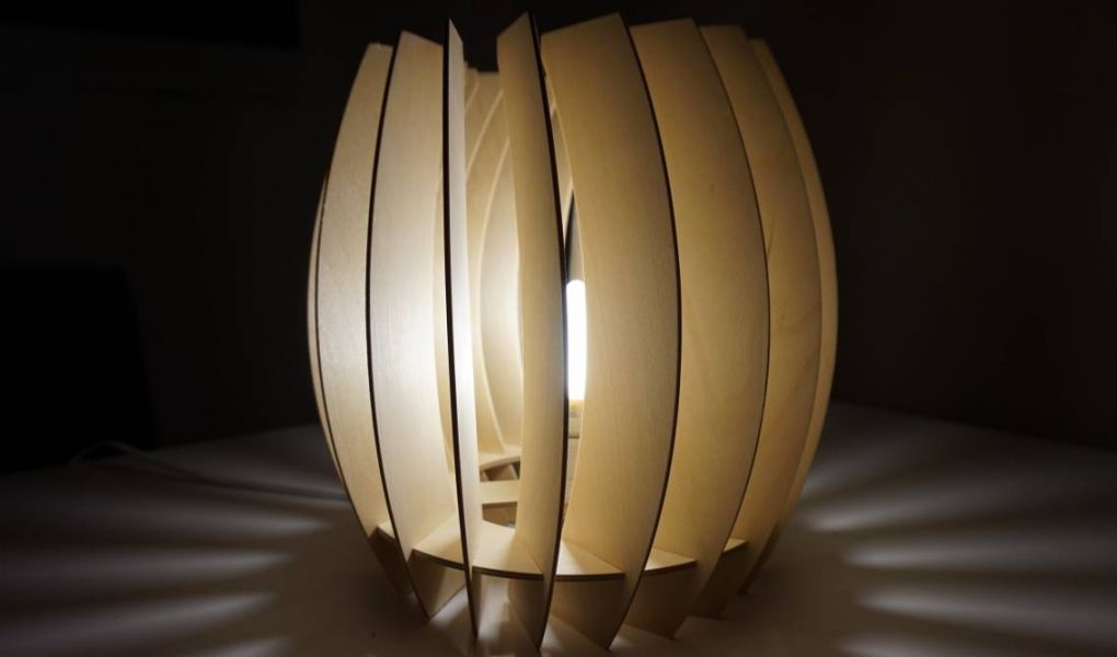 Designer Tischlampe aus Sperrholz
